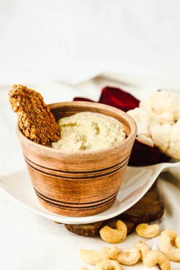 Kaju fıstığı sosu, çiğ vegan peyniri ile havuç kırık fındık