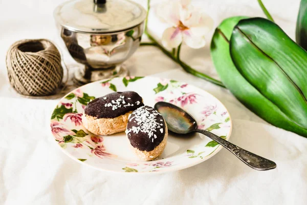 Домашние кокосовые конфеты с шоколадом, сырой веганский десерт — стоковое фото