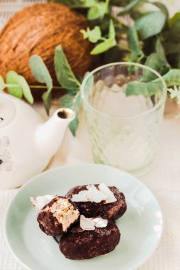 Ev yapımı ham ödül şeker, sağlıklı vegan tatlı