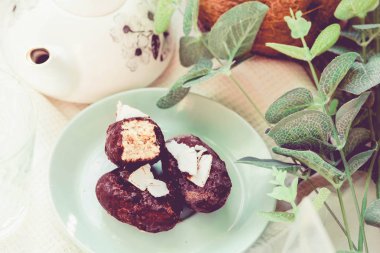 Ev yapımı ham ödül şeker, sağlıklı vegan tatlı. Tonlama.