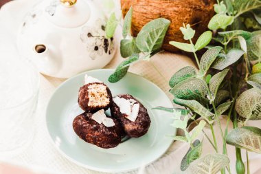 Ev yapımı ham ödül şeker, sağlıklı vegan tatlı