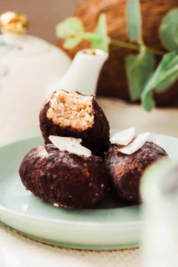 Ev yapımı ham ödül şeker, sağlıklı vegan tatlı