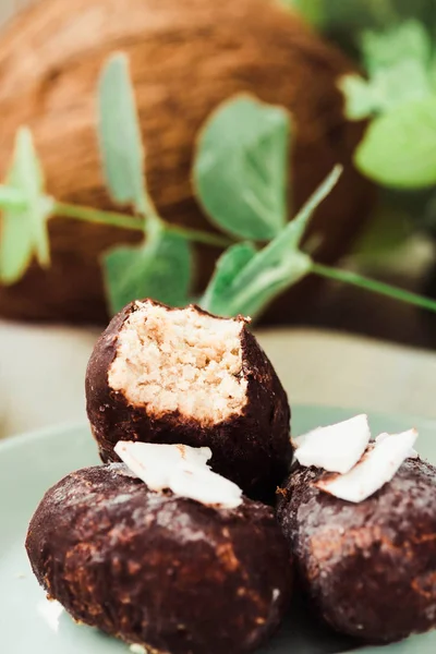 Hausgemachte rohe Bonbons, gesundes veganes Dessert, Nahaufnahme. — Stockfoto