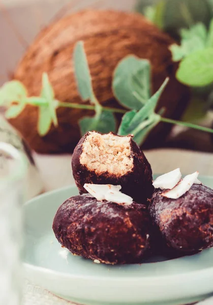 Dulces de recompensa crudos caseros, postre vegano saludable. Tonificación . — Foto de Stock