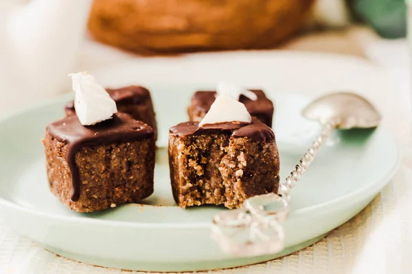 Dulces de chocolate crudo con nueces y coco, postre vegano saludable — Foto de Stock