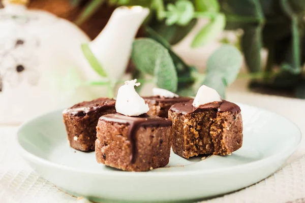 RAW choklad godis med nötter och kokos, frisk vegan dessert — Stockfoto