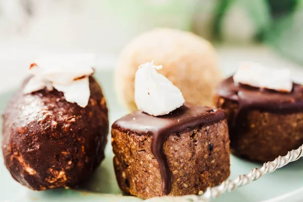 RAW cukierki czekoladowe z orzechów i kokosa, wegańskie zdrowy deser — Zdjęcie stockowe