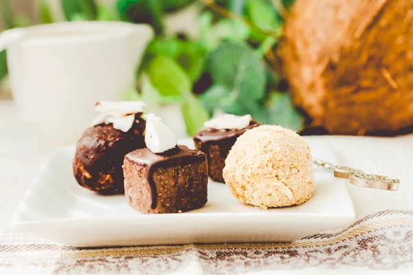 Zelfgemaakte rauwe chocolade snoep, bounty, Raffaello — Stockfoto