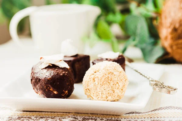 Doces de chocolate cru caseiro, recompensa, Raffaello — Fotografia de Stock