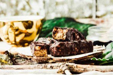 Ev yapımı çiğ çikolata şeker çubukları snickers. Vegan tatlı.