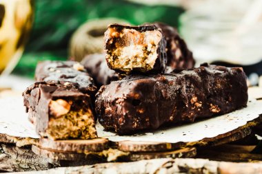 Ev yapımı çiğ çikolata şeker çubukları snickers. Vegan tatlı.