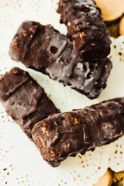 Barres snickers au chocolat cru maison. Dessert végétalien . — Photo