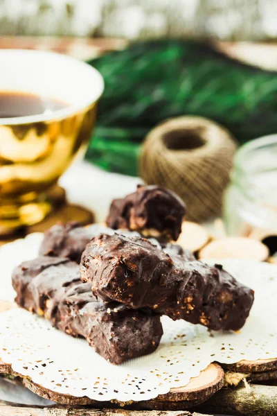 Zelfgemaakte rauwe chocolade snoep. Snickers bars met kopje koffie. — Stockfoto