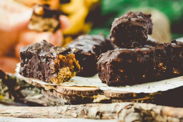 Chocolate casero dulces snickers bares. Postre vegano. Tono . — Foto de Stock