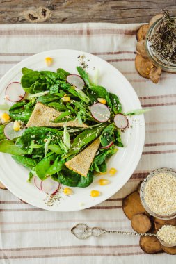 Ispanak, Mısır, turp, susam ve Mısır kraker salatası. Sayfanın Üstü 