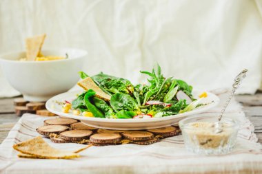 Sağlıklı yeşil salata avokado, mangold yaprakları ve gevrek crac