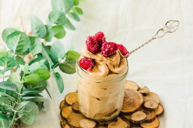 Sağlıklı çikolata muzlu dondurma, ahududu cam kavanozda
