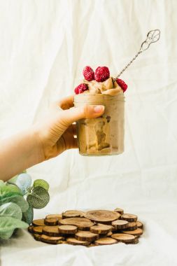 Dondurma cam kavanozda ahududu ile erir. Metin için yer.