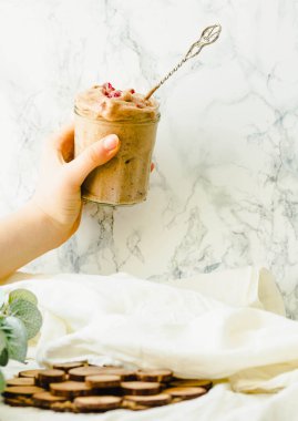 Onun dondurma el cam kavanoza tutan güzel kadın. Uzay 