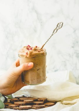 Çikolata icecr onun el cam kavanozun içinde tutan güzel kadın