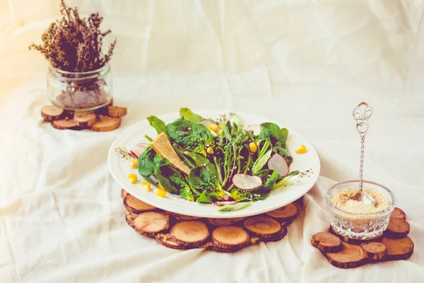 Cuenco lleno de ensalada fresca con galletas crujientes. Comida de verano y d — Foto de Stock