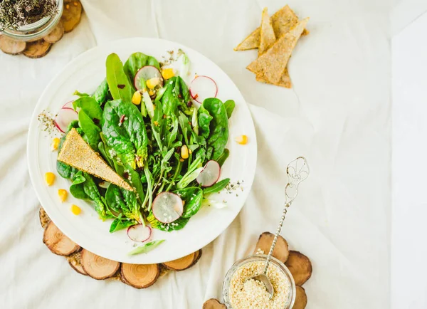 Cuenco lleno de ensalada orgánica fresca con galletas crujientes de maíz. Parte superior — Foto de Stock