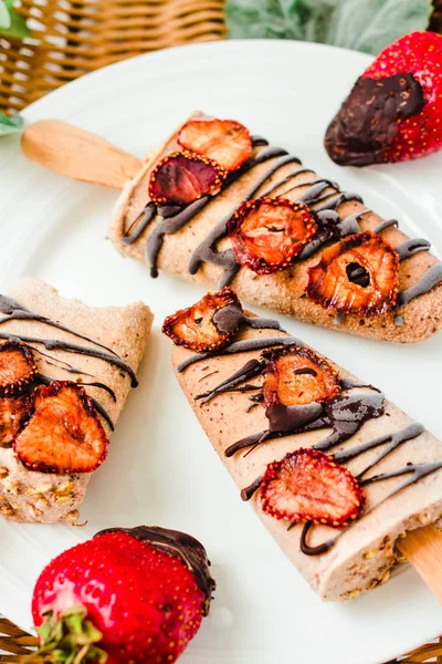 Homemade frozen ice cream popsicles with chocolate and strawberr — Stock Photo, Image