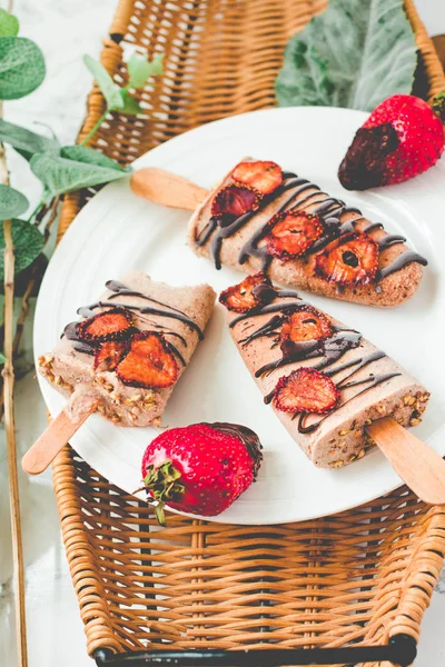 Glaces glacées maison glacées au chocolat et à la fraise — Photo