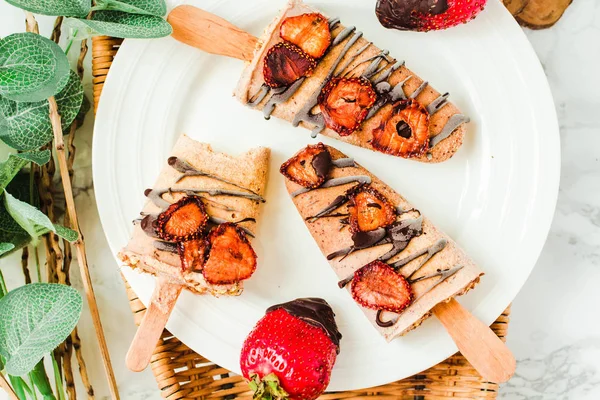 Homemade frozen ice cream popsicles with chocolate and strawberr — Stock Photo, Image