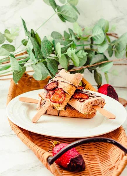 Group of homemade strawberry vanilla popsicles on a rustic wood — Stock Photo, Image