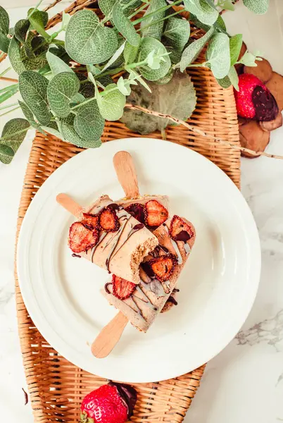 Groupe de popsicles à la vanille fraise maison sur un bois rustique — Photo