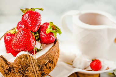 Hindistan cevizi Kupası taze çilek. Mermer arka plan. Sağlıklı can