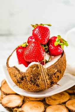 Hindistan cevizi Kupası taze çilek. Mermer arka plan. Seçici foc