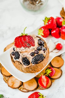 Çikolatalı dondurma Hindistan cevizi Kupası çilek ile.