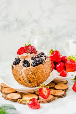 Hindistan cevizi Kupası çilek ile Çikolatalı dondurma. Mermer adam