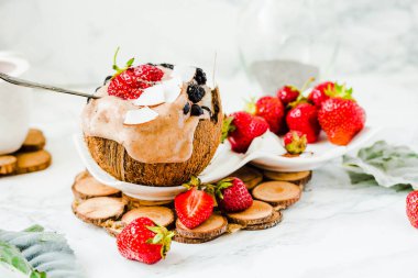 Vegan çikolatalı dondurma çilek Hindistan cevizi Kupası ile erime.