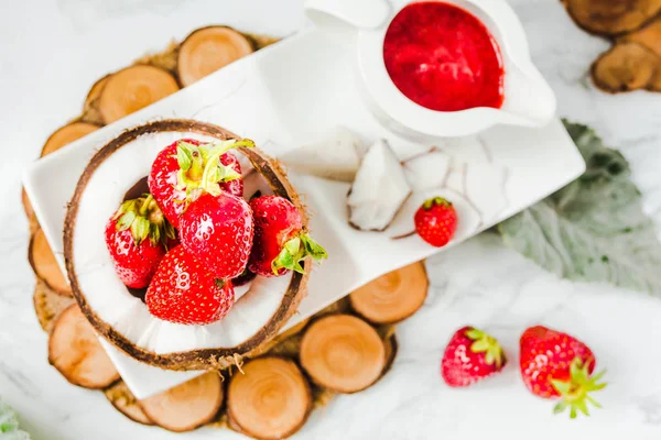 Fraise fraîche sur une tasse de noix de coco et sauce aux fraises. Bac en marbre — Photo
