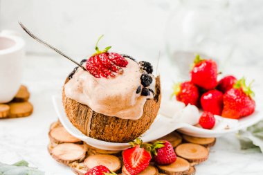 Fıstık ezmesi, buğday ve coco üzerinde çilek ile dondurma