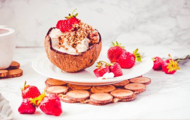 Fıstık ezmesi, buğday ve coco üzerinde çilek ile dondurma