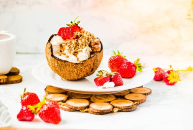 Fıstık ezmesi, buğday ve coco üzerinde çilek ile dondurma