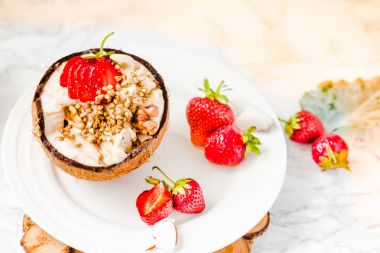 Fıstık ezmesi, buğday ve coco üzerinde çilek ile dondurma