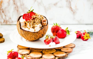 Fıstık ezmesi, buğday ve coco üzerinde çilek ile dondurma