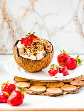 Fıstık ezmesi, buğday ve coco üzerinde çilek ile dondurma