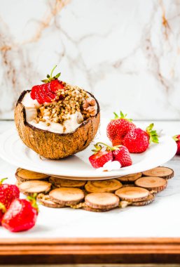 Fıstık ezmesi, buğday ve coco üzerinde çilek ile dondurma