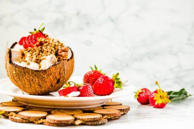 Fıstık ezmesi, buğday ve coco üzerinde çilek ile dondurma