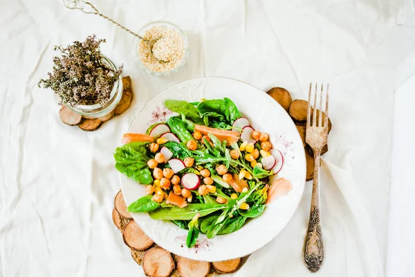 Ensalada verde con rúcula, maíz, zanahorias y chickpeas.Heal al horno — Foto de Stock