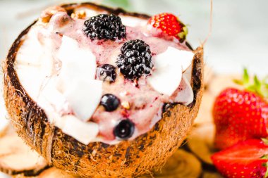 Fıstık ezmesi ve çilek sosu bir coco ile Berry güler yüzlü