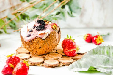 Fıstık ezmesi ve çilek sosu bir coco ile Berry güler yüzlü