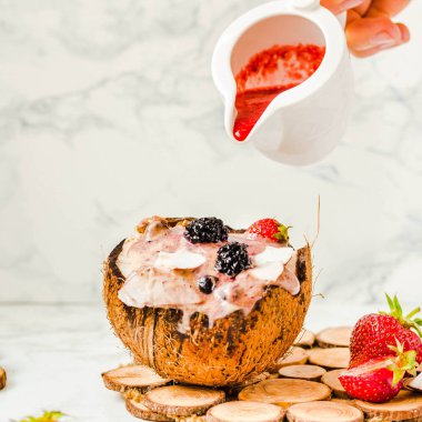 Berry fıstık ezmesi Hindistan cevizi Kupası ile güler yüzlü. İşlemi 