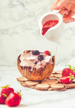 Berry fıstık ezmesi Hindistan cevizi Kupası ile güler yüzlü. İşlemi 